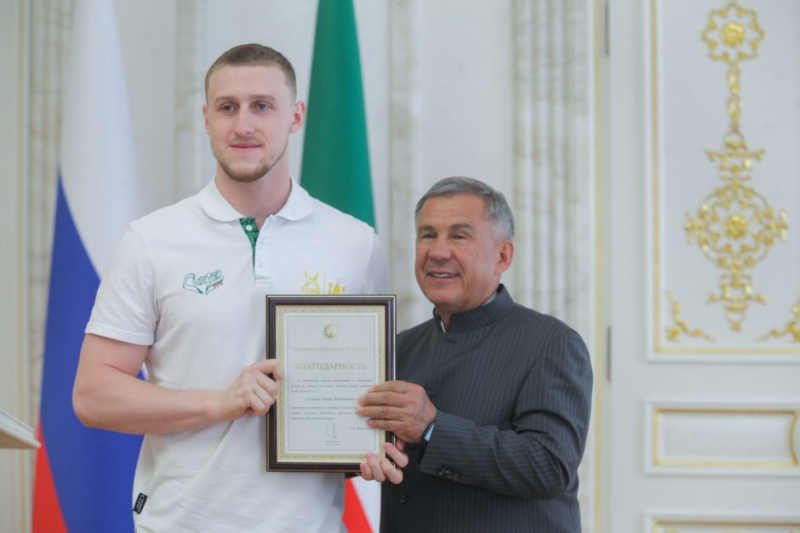 Рустам Минниханов &mdash; &laquo;Синтезу&raquo;: &laquo;Вы заслуженно стали чемпионами&raquo;