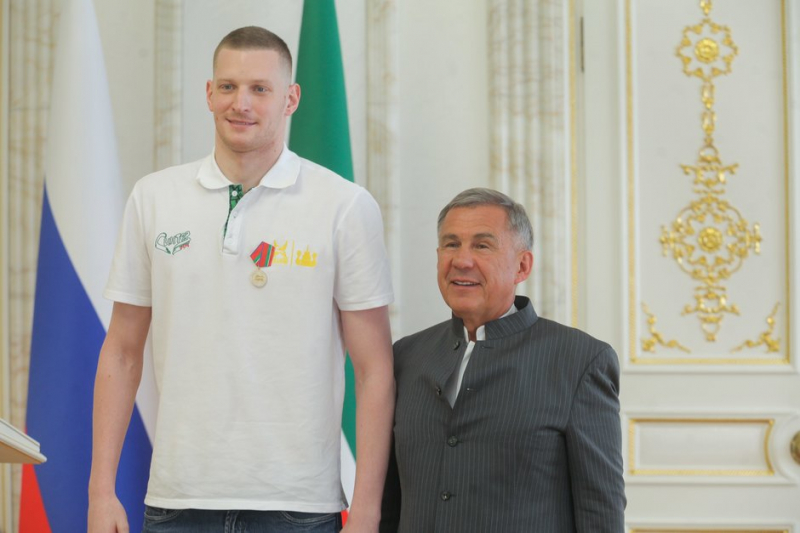 Рустам Минниханов &mdash; &laquo;Синтезу&raquo;: &laquo;Вы заслуженно стали чемпионами&raquo;