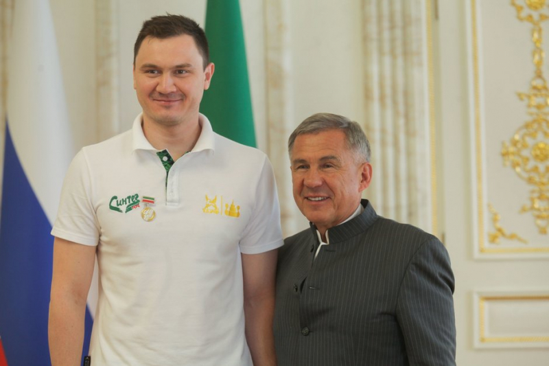 Рустам Минниханов &mdash; &laquo;Синтезу&raquo;: &laquo;Вы заслуженно стали чемпионами&raquo;