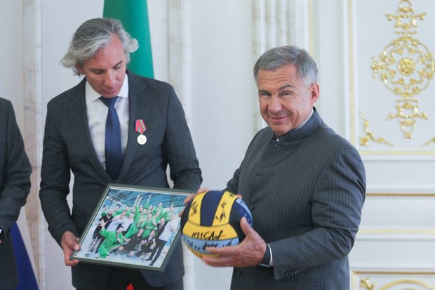 Рустам Минниханов &mdash; &laquo;Синтезу&raquo;: &laquo;Вы заслуженно стали чемпионами&raquo;