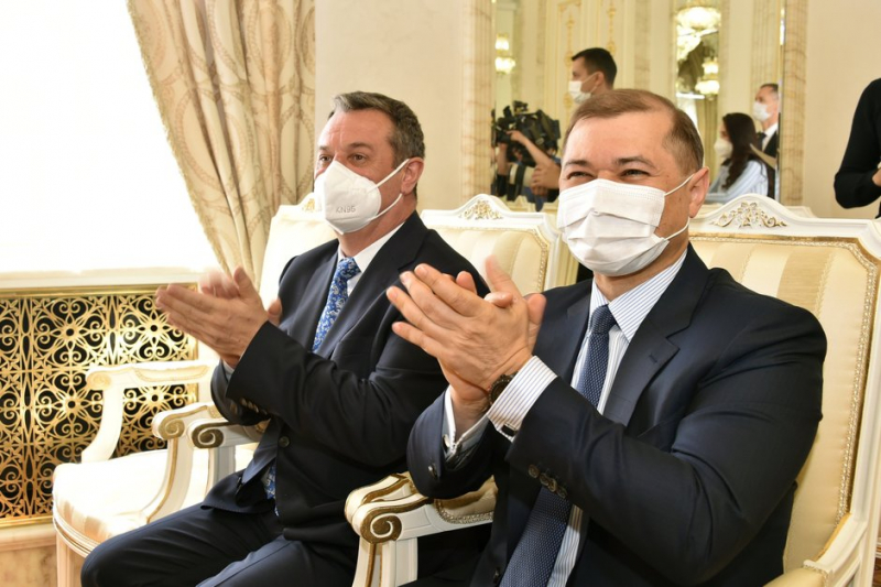 Рустам Минниханов &mdash; &laquo;Синтезу&raquo;: &laquo;Вы заслуженно стали чемпионами&raquo;