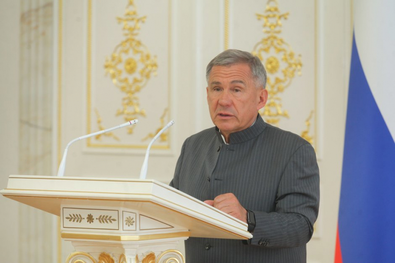 Рустам Минниханов &mdash; &laquo;Синтезу&raquo;: &laquo;Вы заслуженно стали чемпионами&raquo;