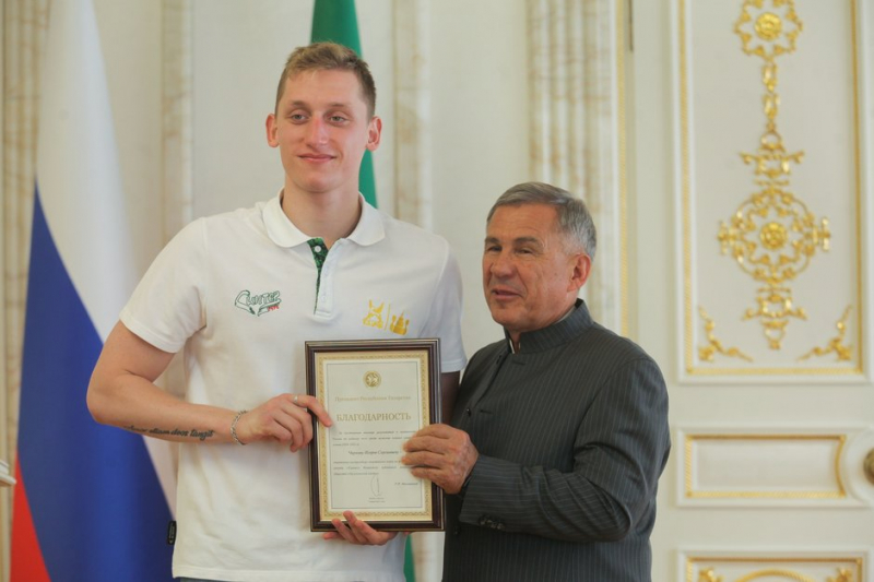 Рустам Минниханов &mdash; &laquo;Синтезу&raquo;: &laquo;Вы заслуженно стали чемпионами&raquo;