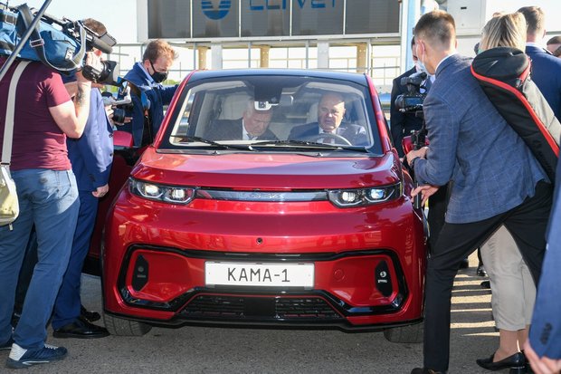 События недели: Путин запустил Aurus, Мишустин приехал на КАМАЗ, а в Казани взялись за самокатчиков