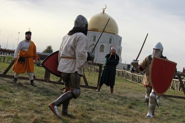 События недели: Путин запустил Aurus, Мишустин приехал на КАМАЗ, а в Казани взялись за самокатчиков