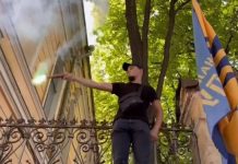 Банковая в дыму: В центре Киева столкнулись полицейские и националисты