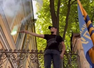 Банковая в дыму: В центре Киева столкнулись полицейские и националисты