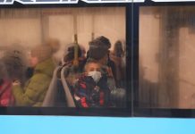 Беженцы с Донбасса столкнулись с первыми сложностями: потерялись в большом городе