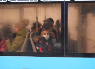 Беженцы с Донбасса столкнулись с первыми сложностями: потерялись в большом городе