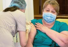 Биолог рассказала о последствиях при вакцинации человека с COVID-19