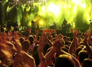 Более трети россиян одобряют введение QR-кодов в местах проведения массовых мероприятиях