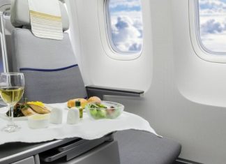 Бортпроводницы рассказали, как можно бесплатно пересесть из эконома в бизнес-класс