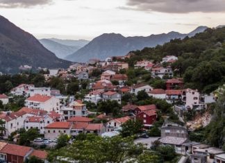 Черногория вновь открывает границы для непривитых