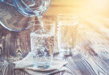 Диетолог Дианова рассказала, какую воду лучше не пить по утрам