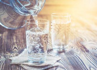 Диетолог Дианова рассказала, какую воду лучше не пить по утрам