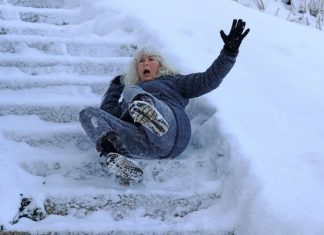 Главный гериатр рассказала о зимних травмах у пожилых людей