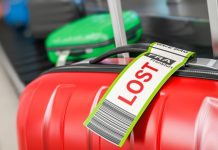 Грузчик аэропорта объяснил, почему не стоит вешать замок на чемодан