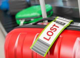 Грузчик аэропорта объяснил, почему не стоит вешать замок на чемодан