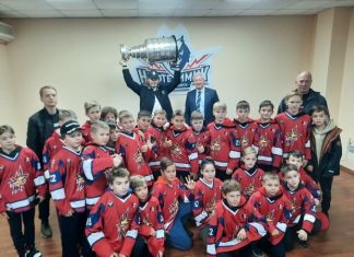 «Хотел бы поиграть за «Нефтехимик», когда придет время» — Михаил Сергачев привез Кубок Стэнли в Нижнекамск