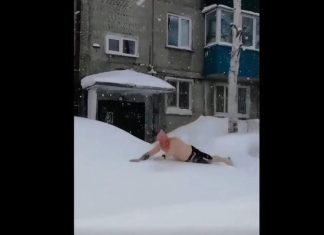На Сахалине в метель устроили челлендж «Прыгни в сугроб»