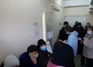 «Несогласованный митинг»: Собчак показала очередь в российскую поликлинику