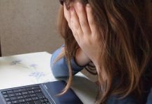 Родители школьников устроили протест против дистанта у мэрии Екатеринбурга