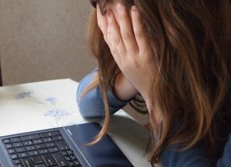 Родители школьников устроили протест против дистанта у мэрии Екатеринбурга