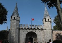 Турция усложнила въезд привитым тремя российскими вакцинами туристам