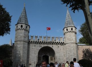 Турция усложнила въезд привитым тремя российскими вакцинами туристам