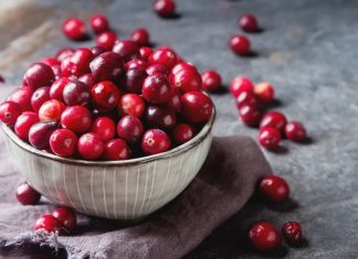 Врач назвала опасные и полезные свойства клюквы