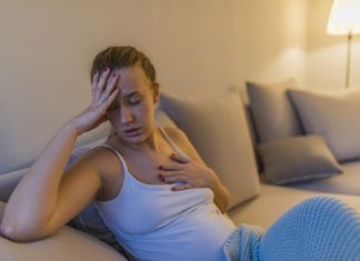 Врачи рассказали, о чем сигнализирует ночная потливость