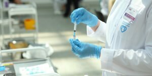 Врачи рекомендовали пациентам с онкологией сделать прививку от COVID-19